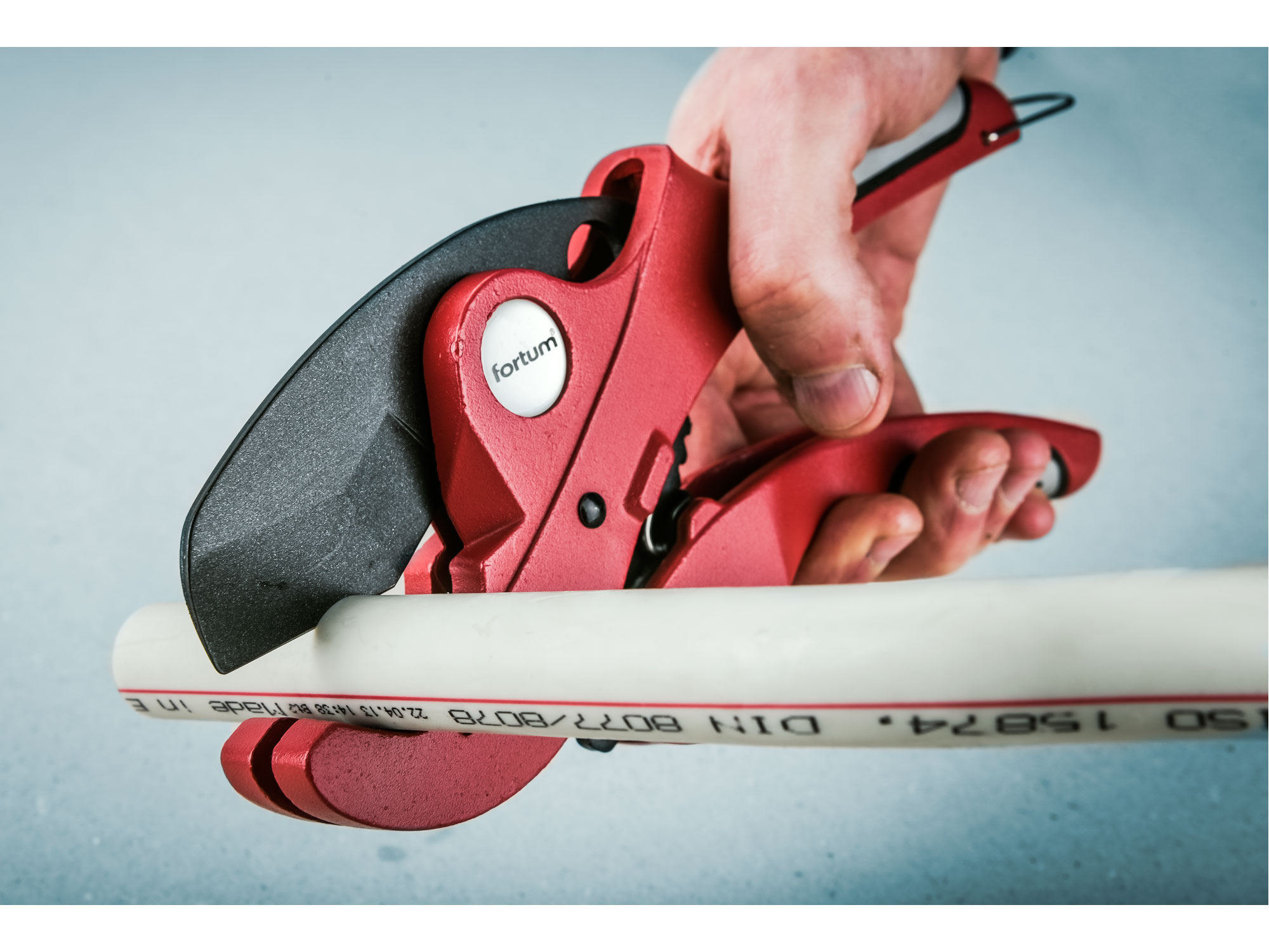 Fortum: PVC Pipe Cutter, Aluminum Body, Triangle TEFLON coated blade, Max 42mm Pipe - Image 2
