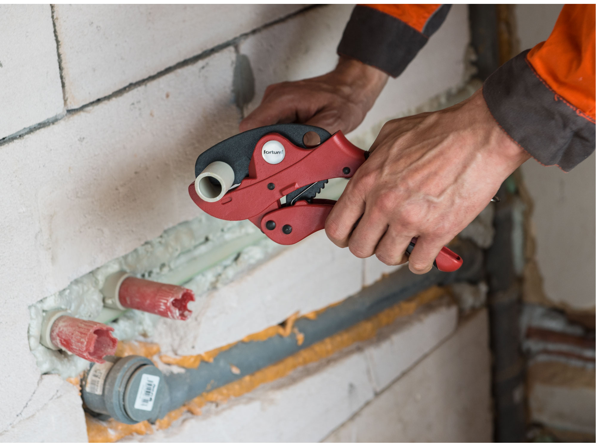 Fortum: PVC Pipe Cutter, Aluminum Body, Triangle TEFLON coated blade, Max 42mm Pipe - Image 3